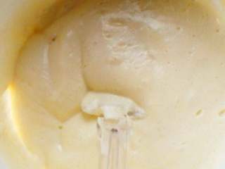 5、酸奶蛋糕,分三次把蛋白加蛋黄里，上下搅拌均匀，