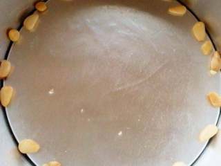 6、酸奶蛋糕,六寸模具刷油，底部铺上榛子仁，