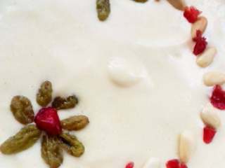 7、酸奶蛋糕,倒入模具，蹲出气泡，放上葡萄干，蔓越莓干，烤箱预热140度，最下边放热水，烤60分钟，