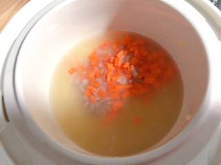 11、【宝宝辅食】杂蔬牛肉粥,带米粥黏稠后放入牛肉碎和胡萝卜碎，继续熬制30分钟；