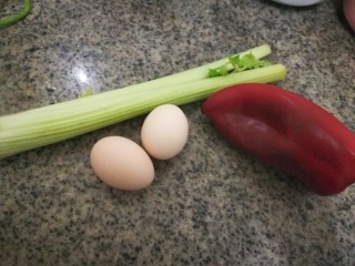 1、煎饼,芹菜鸡蛋彩椒