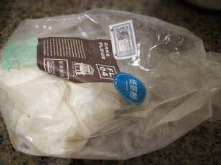 2、煎饼,如图我用的其实是做蛋糕的低筋粉