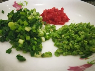 5、煎饼,彩椒、葱、韭菜、豇豆、西芹切成细小颗粒状