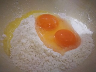 6、煎饼,面粉中加入两个鸡蛋，加入一咖啡勺盐