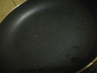 9、煎饼,锅烧热放入少量的油，如图所示。