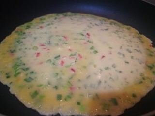 11、煎饼,看到饼凝结成形晃动锅，基本可以给饼翻面了。