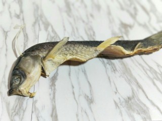 1、亲戚从老家带来的咸鱼，还是记忆中那个味儿！,亲戚带来一条咸鱼，他爸爸自己腌制的。