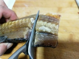 3、亲戚从老家带来的咸鱼，还是记忆中那个味儿！,将咸鱼剪小块。