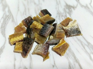 4、亲戚从老家带来的咸鱼，还是记忆中那个味儿！,剪好的咸鱼块，一次吃不完的话可以密封好放冰箱冷冻室速冻。