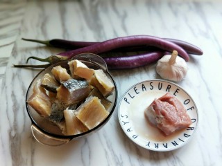 5、亲戚从老家带来的咸鱼，还是记忆中那个味儿！,准备食材，亲戚说茄子最好用那种粗的，但是6是一样的，还有就是里脊肉可以选择五花肉，咸鱼洗干净，之后再用冷水泡软。