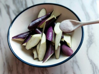 6、亲戚从老家带来的咸鱼，还是记忆中那个味儿！,首先把茄子洗干净，再切菱形块，放大口器具中，加入1小勺食用盐，加纯净水，没过茄子为佳，侵泡10分钟这样只需要少量的油就可以把茄子炸软，而且还能去除茄子的涩味，保持它的颜色不氧化。