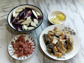 7、亲戚从老家带来的咸鱼，还是记忆中那个味儿！,准备工作完成。