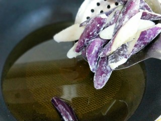 8、亲戚从老家带来的咸鱼，还是记忆中那个味儿！,将侵泡的茄子捞出淋干水分，再用厨房用纸把茄子擦干，撒上干淀粉，使茄子均匀的沾上淀粉即可，这个方法炸茄子不会太吸油，炖出来的茄子不油不腻。
