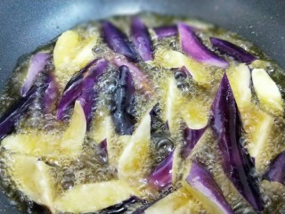 9、亲戚从老家带来的咸鱼，还是记忆中那个味儿！,锅中倒入食用油，油温95度左右时把茄子用筷子夹入锅中，动作要快一点，但是不要一下子把茄子倒进锅里，那样淀粉也会倒入锅中，所以用最快的速度把茄子夹入油锅中，炸软，这个过程大约2分钟，捞出淋油备有。