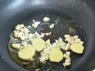 10、亲戚从老家带来的咸鱼，还是记忆中那个味儿！,起油锅，加入切好的姜蒜煸炒。