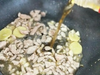 11、亲戚从老家带来的咸鱼，还是记忆中那个味儿！,再加入肉丝炒至变色，加入料酒。