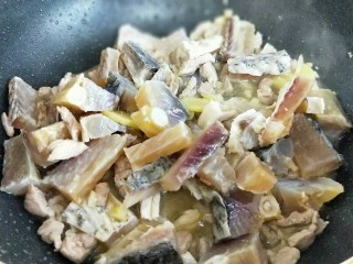 12、亲戚从老家带来的咸鱼，还是记忆中那个味儿！,加入咸鱼块，翻炒，这里补充一下，咸鱼切的大小块可以根据自己喜欢来，里脊肉也可以选择切肉末。如果咸鱼切丁的话，那么一定要把鱼刺去除干净，老人孩子吃的时候要格外当心鱼骨头。