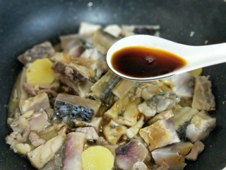 13、亲戚从老家带来的咸鱼，还是记忆中那个味儿！,加入生抽。