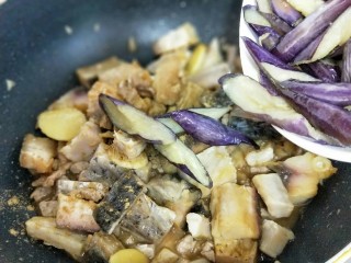 14、亲戚从老家带来的咸鱼，还是记忆中那个味儿！,加入油炸过的茄子翻炒片刻，加入鸡汤，再加入料酒，鱼露，胡椒粉，翻炒均匀，这里也要注意一下，茄子倒入锅中后不要大幅度翻动，以免茄子散碎，如果你喜欢吃辣的，也可以加一些红辣椒，倒入砂锅中盖上盖子小火慢炖10分钟即可出锅。