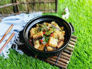 15、亲戚从老家带来的咸鱼，还是记忆中那个味儿！,撒上葱花，放了一点红辣椒点缀。