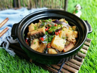 16、亲戚从老家带来的咸鱼，还是记忆中那个味儿！,近看，诱惑嘛？一锅咸鲜滑软的茄子煲用来拌饭真是最好不过的了，你肯定没吃过！哈哈