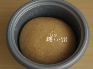 3、杂粮三角包,放在温暖湿润处发酵至大约2倍大小。