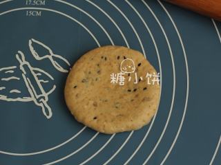 6、杂粮三角包,取一个醒好的面团轻轻擀扁，或者用手掌压扁。