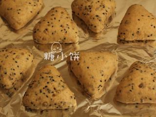 10、杂粮三角包,最后发酵至1.5-2倍的大小。