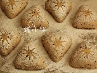 13、杂粮三角包,把油纸揭掉，就得到了形状。