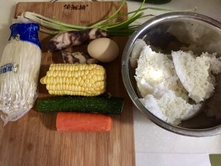 1、我爱炒饭系列➕五彩杂蔬香肠炒饭,胡萝卜切小粒，尽量不要切太大，小小的