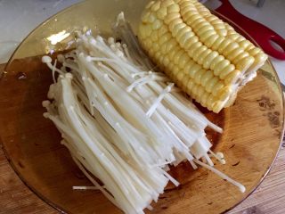 9、我爱炒饭系列➕五彩杂蔬香肠炒饭,玉米和金针菇清洗备用