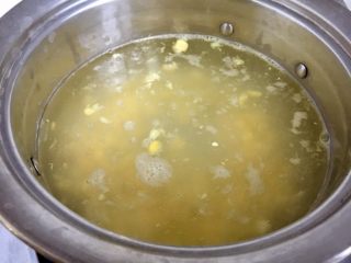 12、我爱炒饭系列➕五彩杂蔬香肠炒饭,坐锅烧水，水开放入玉米粒