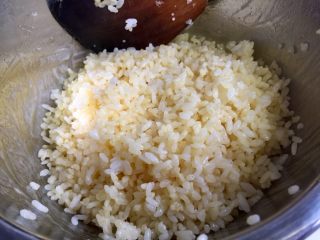 19、我爱炒饭系列➕五彩杂蔬香肠炒饭,把炒好的米饭先盛出备用