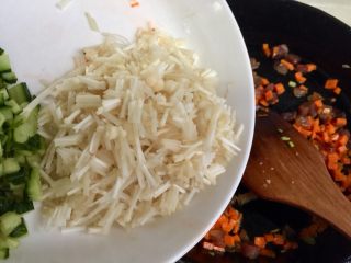 23、我爱炒饭系列➕五彩杂蔬香肠炒饭,加入金针菇翻炒一分钟，金针菇会出水，正好可以不会让香肠炒的太干