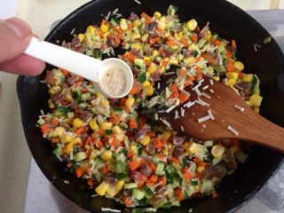 26、我爱炒饭系列➕五彩杂蔬香肠炒饭,加入少许鲍鱼鸡粉调味，翻炒均匀