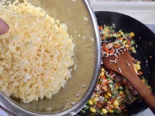27、我爱炒饭系列➕五彩杂蔬香肠炒饭,加入炒好的米饭翻炒，耐心点，一定要炒到米饭和蔬菜彻底混合均匀，米粒炒散