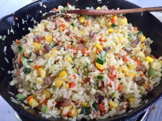 29、我爱炒饭系列➕五彩杂蔬香肠炒饭,翻炒均匀即可出锅