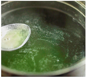 9、抹茶凉粉,关火后表面会有少许泡沫，用勺子撇出倒掉即可