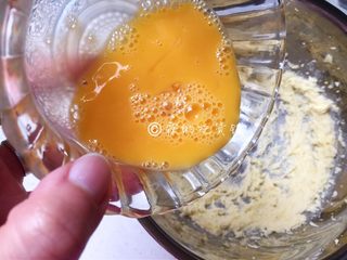 3、蔓越莓酥条,随后分两到三次，加入打散的鸡蛋