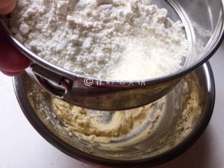 4、蔓越莓酥条,低粉和泡打粉混合过筛，加入打发好的黄油中