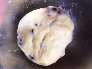 8、蔓越莓酥条,用手揉成面团