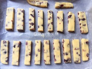 11、蔓越莓酥条,把变硬的面片切成条，放入预热好的烤箱，180度，15分钟左右（具体时间、温度请根据自家烤箱灵活设定。）