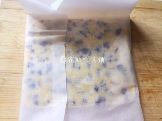10、蔓越莓酥条,随后用保鲜膜或者直接油纸包起来，放入冰箱冷藏半小时，直到面片变硬