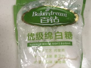 2、榴莲千层,加入糖粉,我用的是绵白糖,千层皮的要求没有那么高,都可以。按照个人口味,我的饼皮没用太甜,所以是30克,与蛋液充分混合。