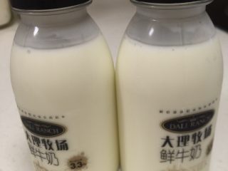 3、榴莲千层,混合好的蛋液加入牛奶充分搅匀。