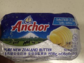 6、榴莲千层,把30克黄油隔水融化,也可以微波炉30秒融化后加入刚才的奶蛋液中,充分搅匀。有的做法还会将液体再次过筛,因为我用打蛋器搅拌的,比较细就不再过筛了。