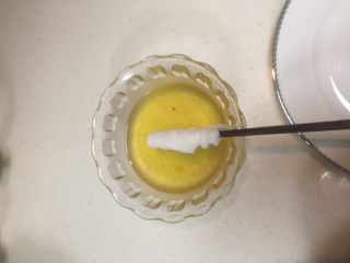 7、榴莲千层,准备一个油刷,我用医药纱布绑在筷子上自制了一个,用完就扔,比较卫生。