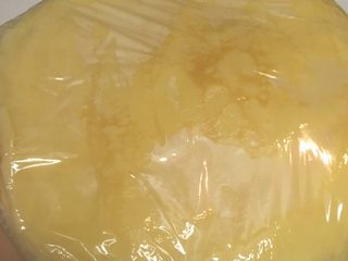10、榴莲千层,全部饼皮制作完,摆平整,封上保鲜膜,放冰箱冷藏定型。