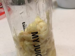 12、榴莲千层,把榴莲去核以后放搅拌器拌成泥状。