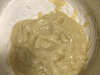 13、榴莲千层,混合均匀,饼馅就做好了。